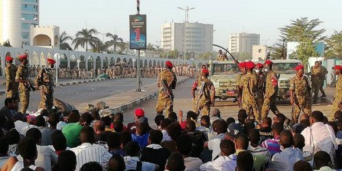 الجيش السوداني يغلق الطرق المؤدية إلى مقر قيادته بشكل مفاجئ