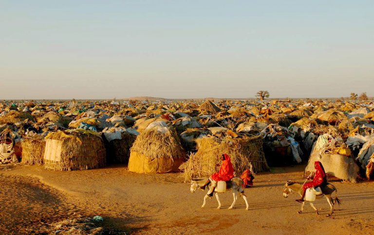 نازحون بدارفور يتظاهرون ضد تقليص حصص الغذاء والدواء