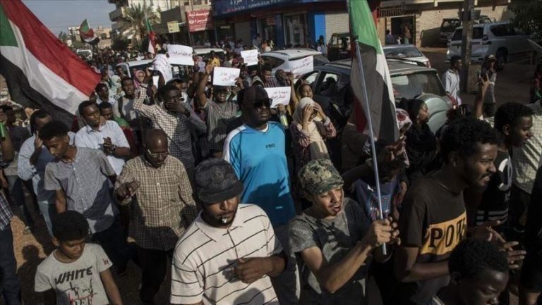 محتجون يغلقون الطريق المؤدي لميناء سواكن شرقي السودان