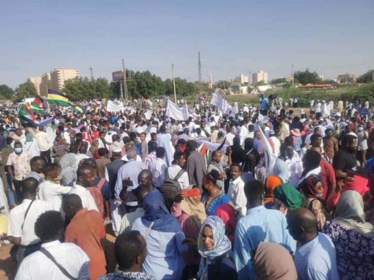 السودان: مظاهرات ومقتل عميد واتهامات متبادلة