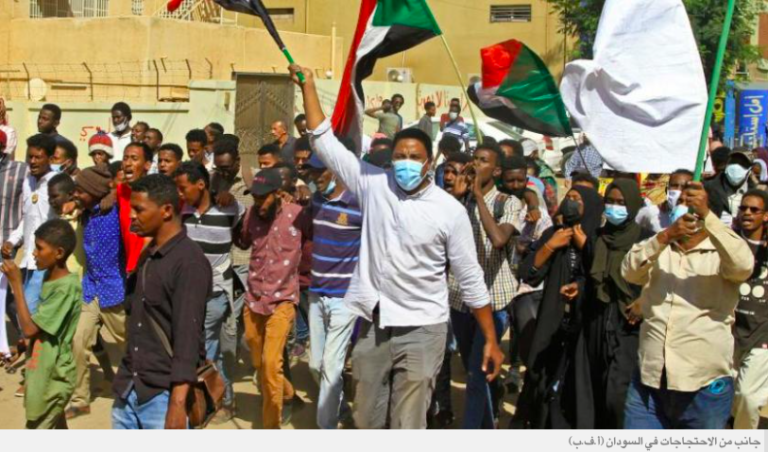 آلاف السودانيين يتظاهرون مجدداً ضد الانقلاب… والسلطات تفرج عن معتقلين