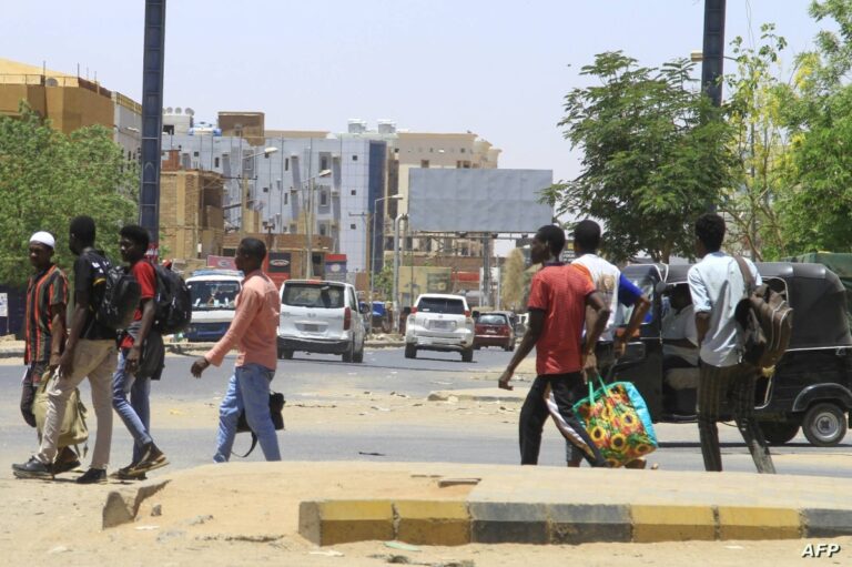 مغادرة و نزوح للآلاف من العاصمة الخرطوم.. وهدنة ليوم ثاني لم تفلح في إسكات الرصاص