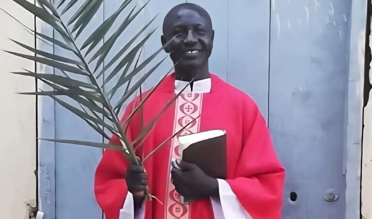 الأب لوكا جومو. المصدر: ديمساريو (2025). مقتل كاهن خلال هجوم لميليشيا متمردة في السودان. الأب