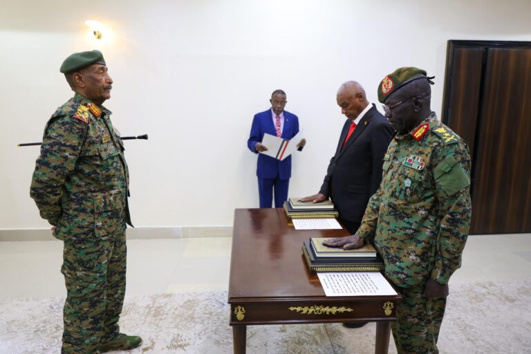 وزير الدفاع: البطاقة القومية مُلزِمة لأي مواطن