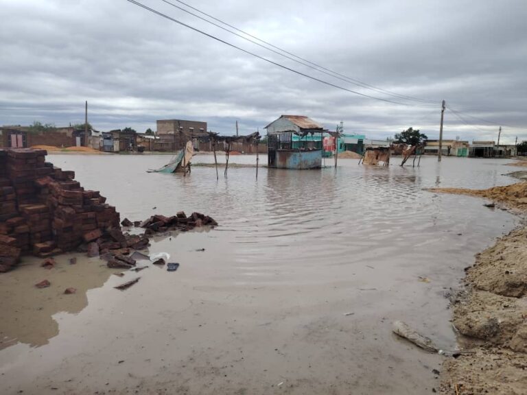 مياه الأمطار تغمر مدينة كوستي وتعيق الحركة التجارية في الأسواق