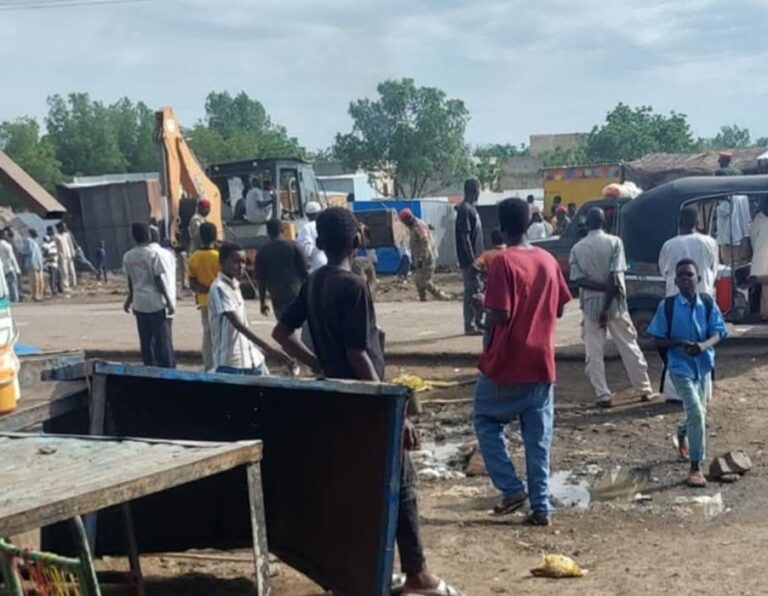 حملة إزالة تستهدف محلات تجارية بولاية القضارف