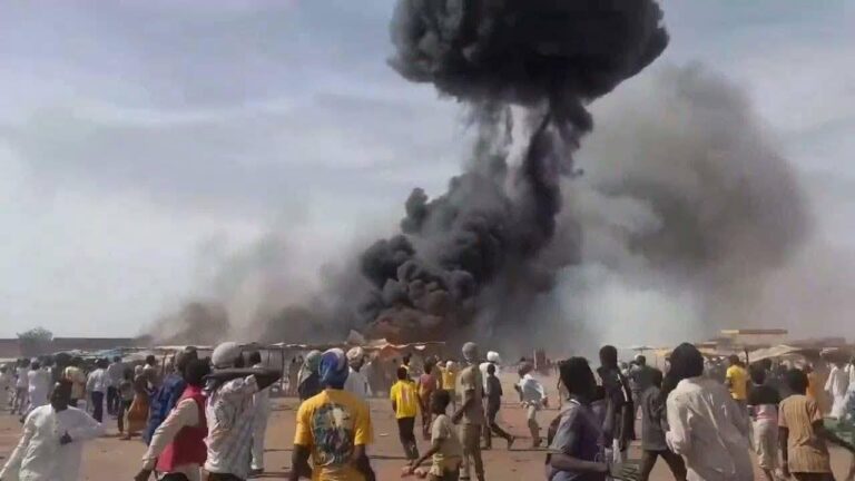 تصاعدت أعمدة الدخان جراء الضربة: مواقع تواصل اجتماعي