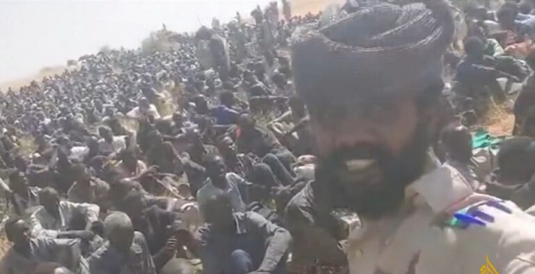 الدعم السريع تنقل معتقلين من الفاشر إلى نيالا بينهم ضباط والصحفي معمر إبراهيم