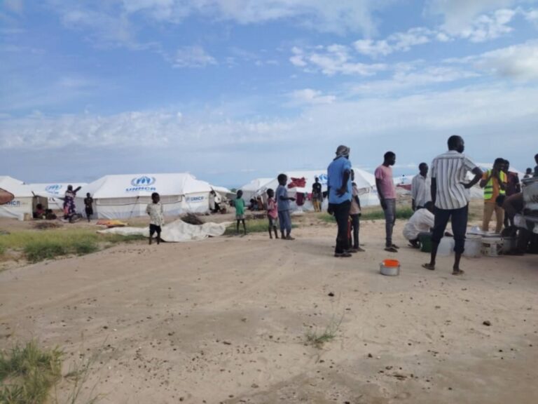 النيل الأبيض: نازحون في معسكر «قوز السلام» يحتجون على نقصان في مبلغ مساعدة مالية مخصصة لهم