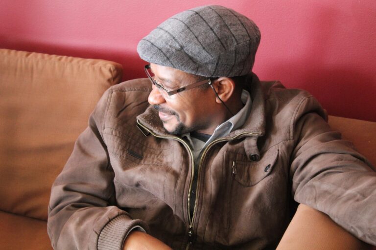 السرد كفعل اجتماعي في زمن الحرب… منصور الصويم يدشّن كتابه الجديد