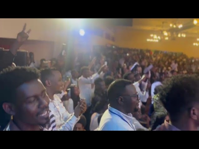 فنانون سودانيون يصدحون بالسلام والثورة في أمسية حاشدة بكمبالا