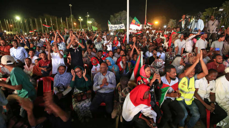 7 سنوات على ديسمبر.. مواكب الثوار تطوف الخرطوم والشرطة تدخل