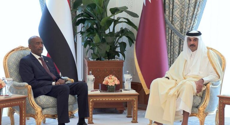 البرهان يصل الدوحة ويبحث مع أمير قطر تطورات الأوضاع في السودان
