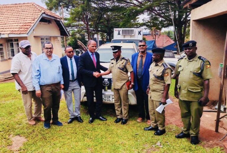 سفارة السودان في كمبالا تتسلم الدفعة الأولى من سيارات مواطنين سودانيين منهوبة