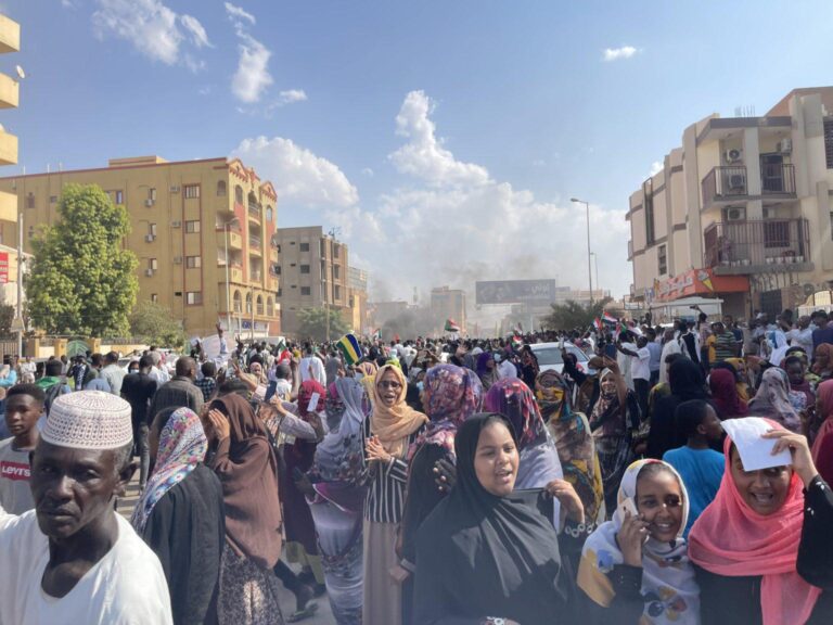 السودان بين دعوات السلام وصفقات السلاح