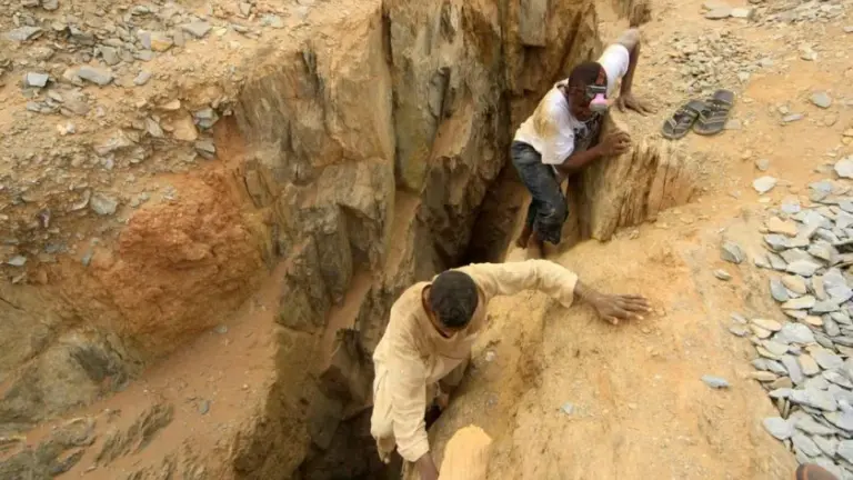 مصر تحتجز مئات المنقبين عن الذهب قرب الحدود السودانية